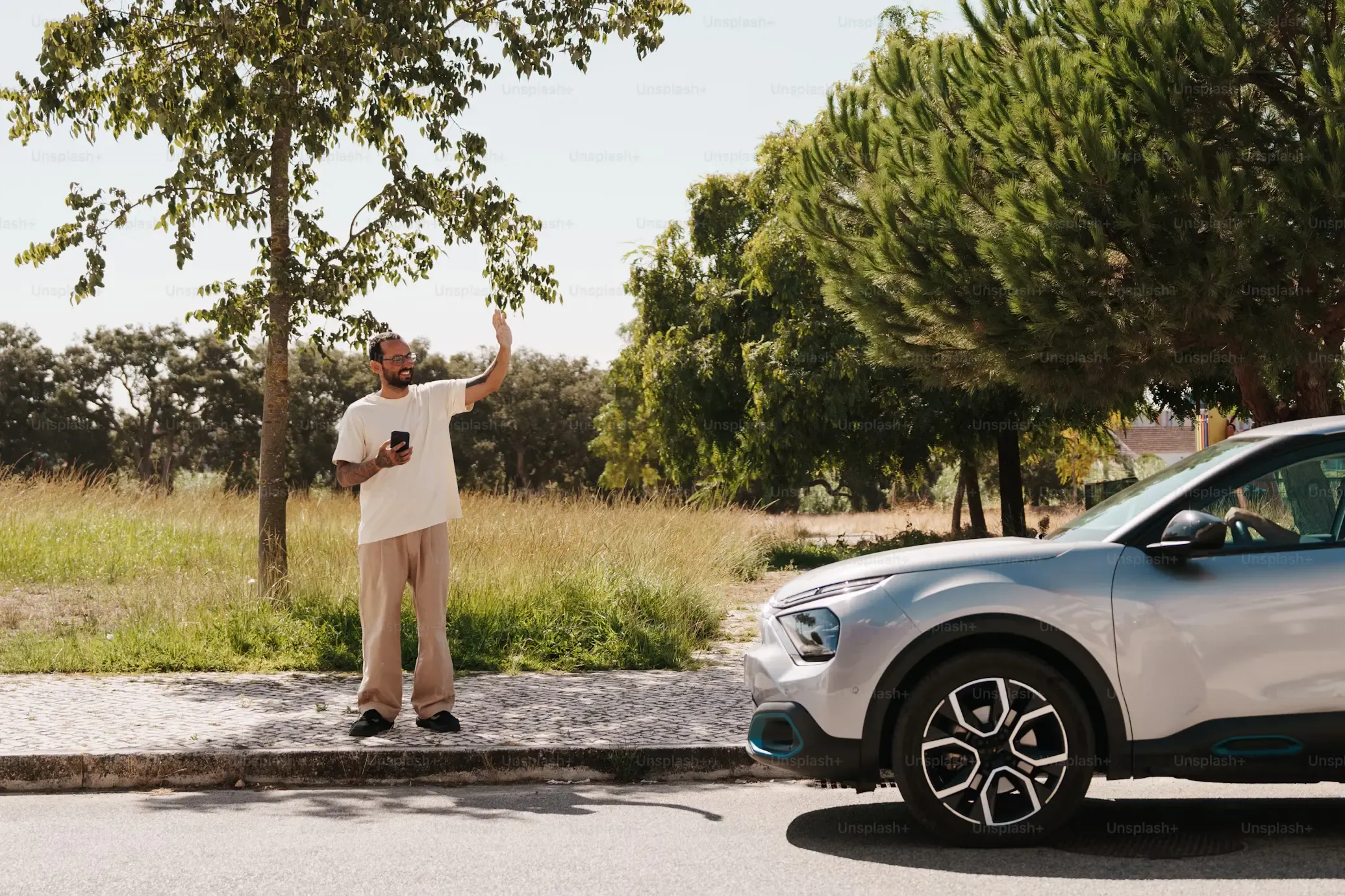 Smartphone affichant une application de parking dans un centre-ville flamand
