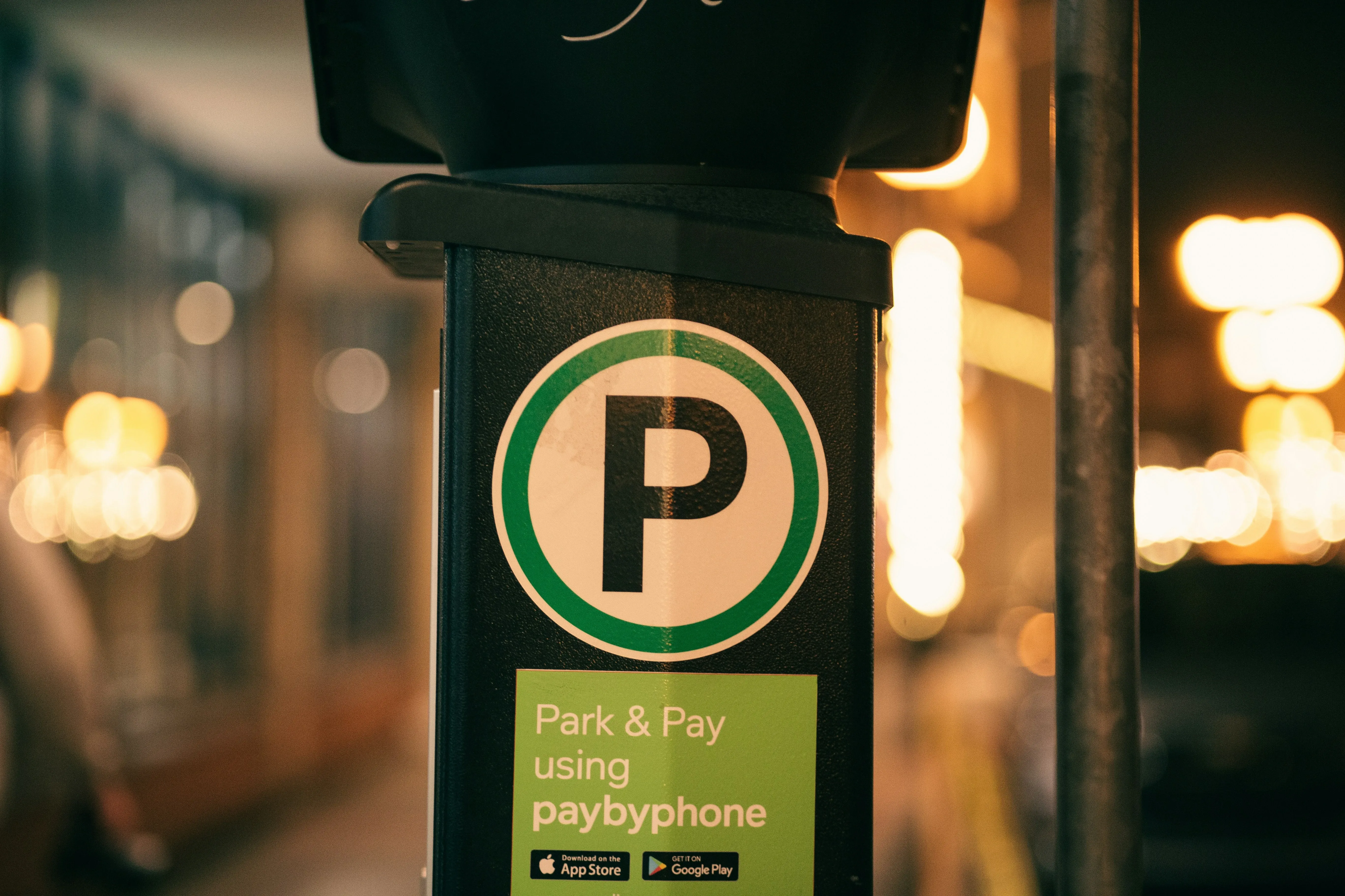 Smartphone affichant une application de parking dans un centre-ville flamand