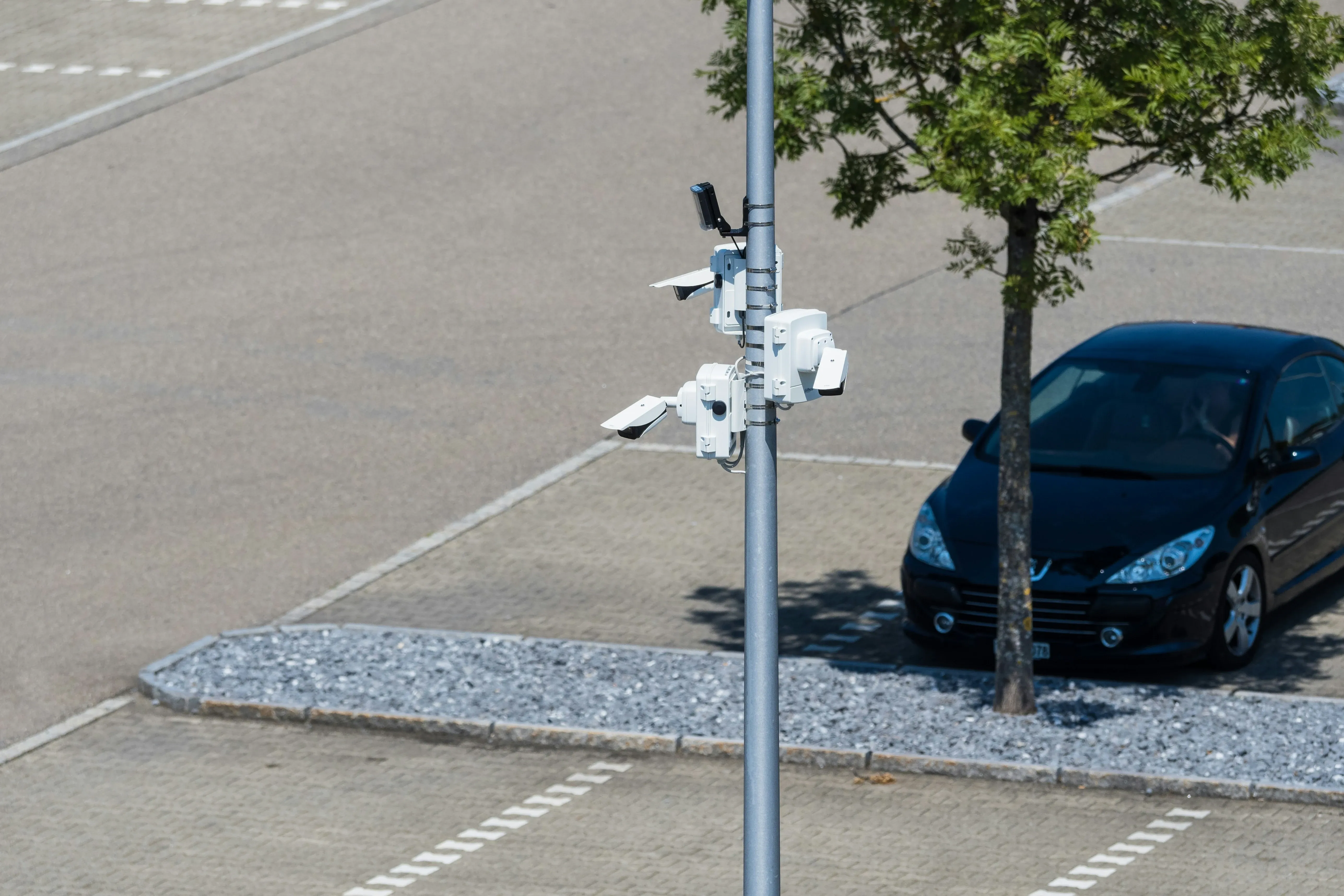 Voiture à la recherche d’une place de parking dans une ville belge