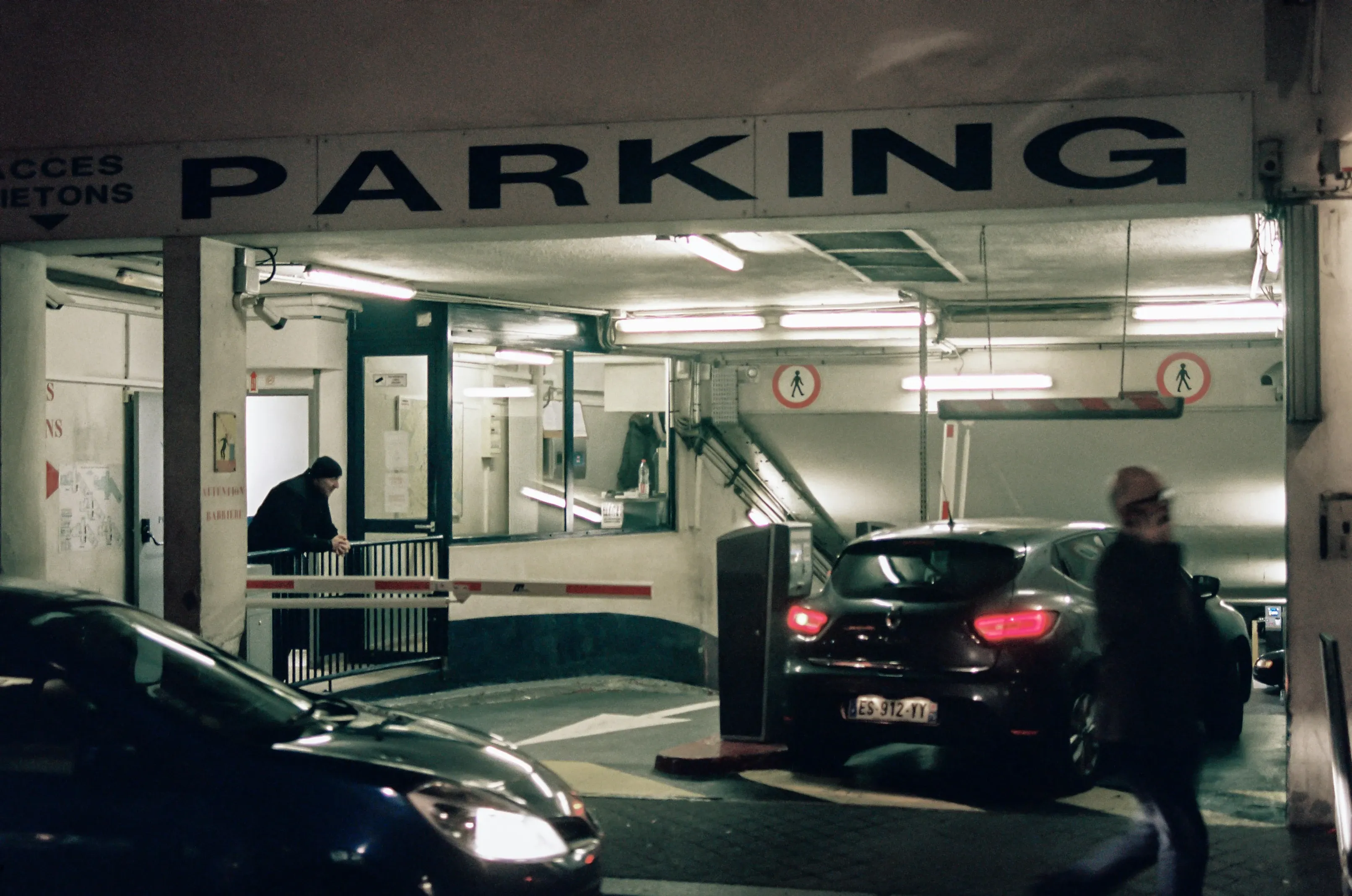 Voiture à la recherche d’une place de parking dans une ville belge