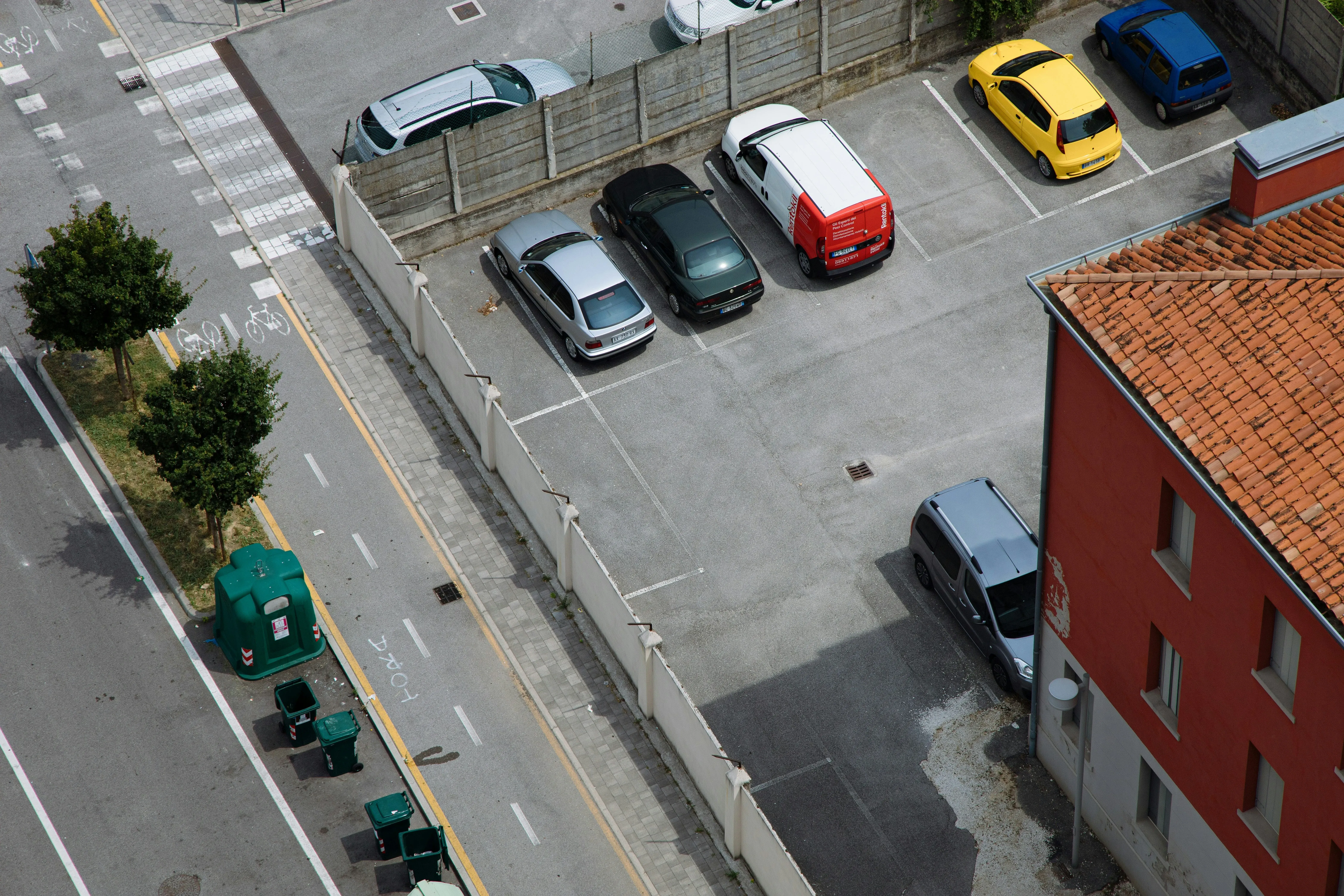 Voiture stationnée dans un parking