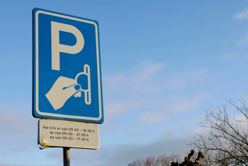 Panneau près d’un horodateur